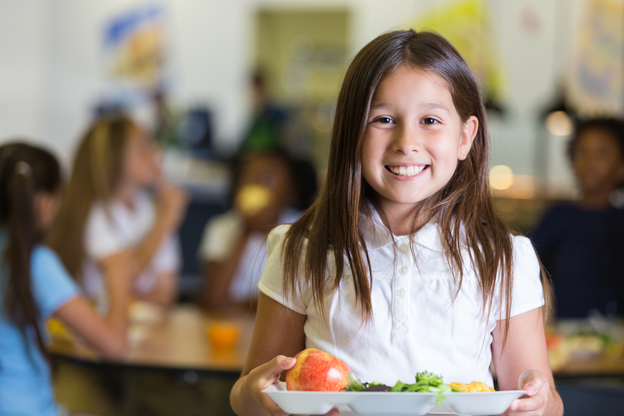 Menús transportados para colegios, pensados para el bienestar de los niños: comida sana, equilibrada y lista para servir en cada aula.
